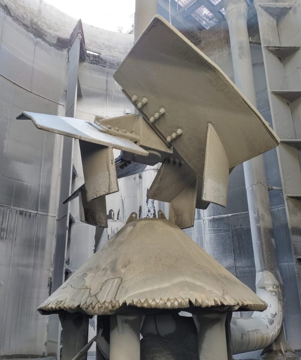 Mixtec large-scale agitator impeller blades inside a mining tank